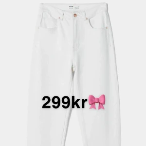 Oanvända vita Mom Jeans - Gina Tricot - Helt oanvända vita ”Slouchy Twill Mom Jeans” från Gina Tricot! Lika byxorna på första bilden. Storleken är 34! Original pris: 600kr Mitt pris: 300kr