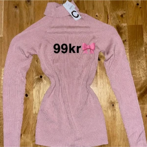 Cubus - Super fin ljusrosa ribbad polo från Cubus! 🥰 Aldrig använd och har även prislapp kvar! Säljer då jag fick den i present men kom aldrig till användning☺️