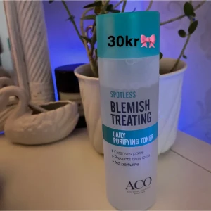 Aco - Toner (Hudvård) - Aco daily purifying toner - Gör rent porer - Hindrar breakouts  Endast använd få gånger och nästintill full som man kan se på bilden.