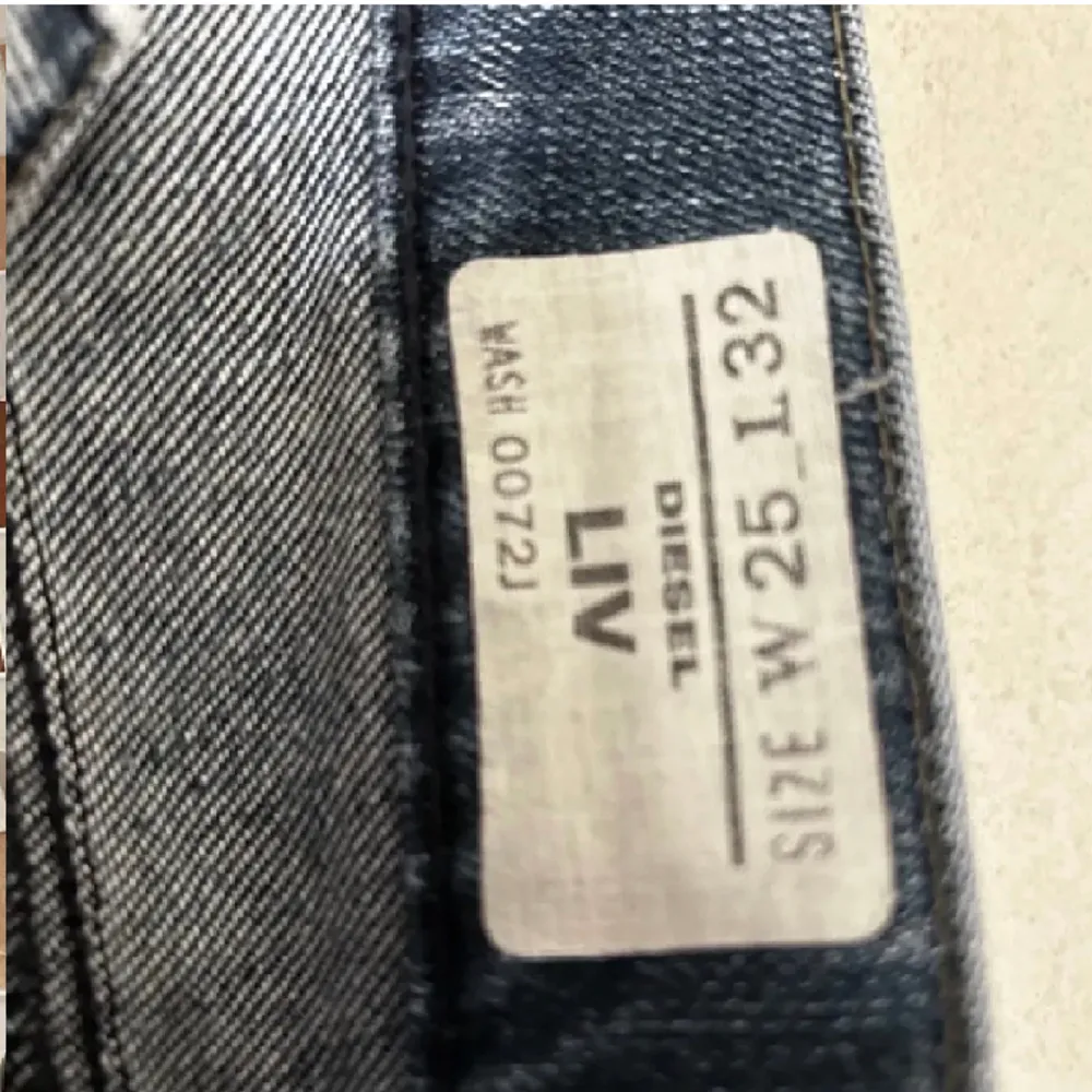 Säljer dessa supersnygga Lågmidjade jeans från diesel då de tyvärr var för små för mig. Slits längst ned och köpta här på plick💕💕Midja:72cm & Innerbendslängd:83cm. Jeans & Byxor.