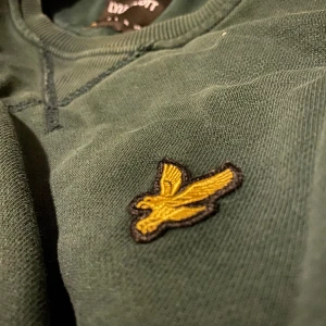 Lyle & Scott tröja  - Lyle & scott tröja grön i bra skick. Användt fåtal gånger. Xs är storleken