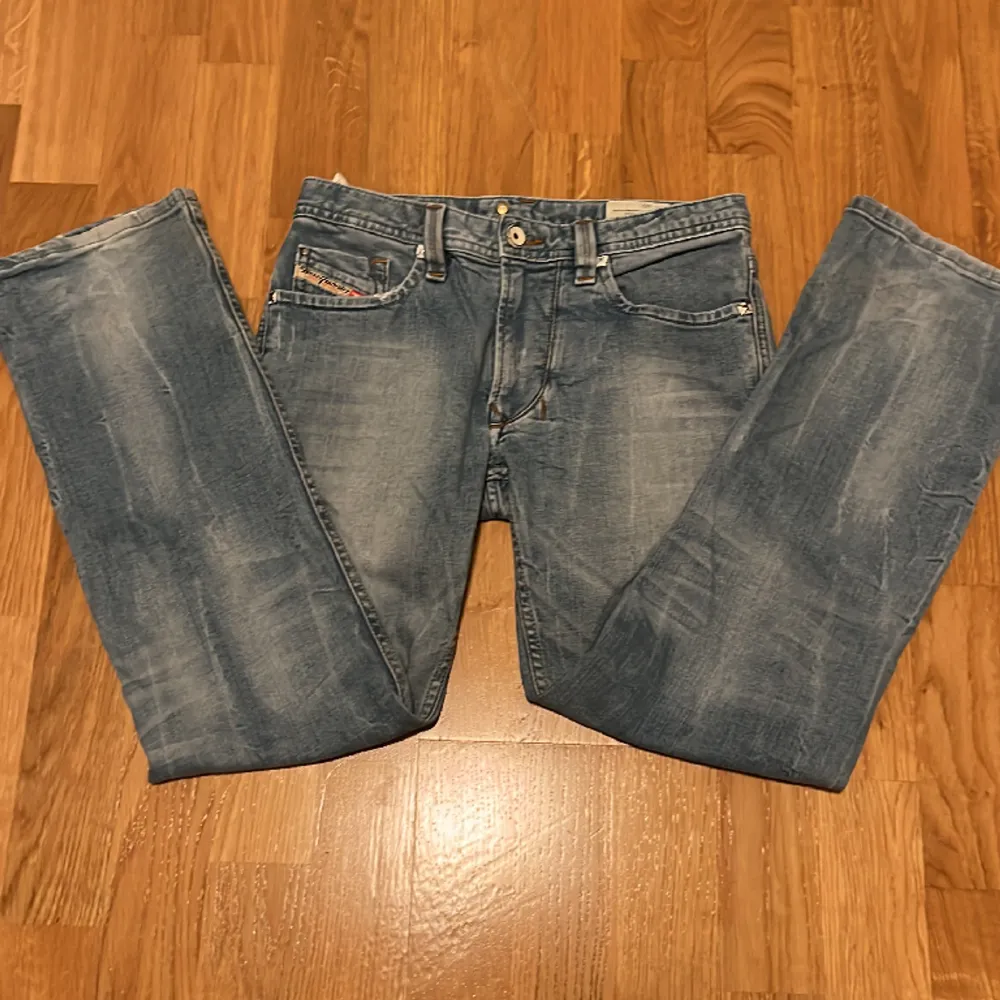Söta jeans från diesel, midjemått: 32 cm, innerbenslängd: 67 cm. Jeans & Byxor.