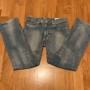 Söta jeans från diesel, midjemått: 32 cm, innerbenslängd: 67 cm