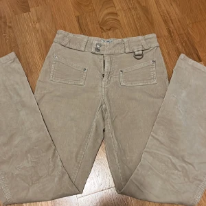 Manchesterbyxor  - Snygga bootcut manchesterbyxor, midjemått: 32 cm, innerbenslängd: 72 cm