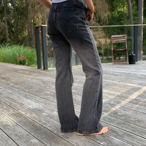 Levis 70s high flare 26 - Levis 70s hög midja 26 i grå tvätt. Har inte hunnit använda jeansen så dom är som nya❣️