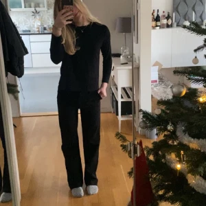 Lågmidjade kostymyxor - Säljer mina lågmidjade svarta kostymbyxor. Helt perfekta kostymbyxor som verkligen passar till allt. De har varit lite långa på mig så lite skavda i botten, men absolut inget som stör eller syns när man har på sig dem. Hör av er för fler bilder💞 