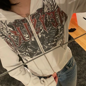 vit kort hoodie - den är i storlek L men sitter som en s/xs  köpt för ungefär 300 för längesen men bara haft på den en till två gånger. 
