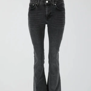 bootcut jeans  - aldrig använd.liten i storleken. 