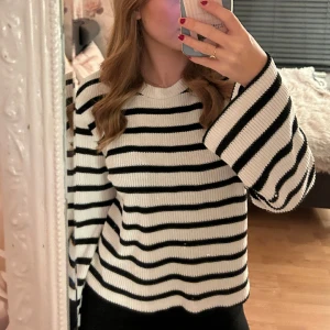 Randig tröja - En stickad tröja från gina tricot! Vida ärmar som gör att tröjan får lite detaljer!