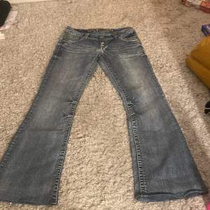 Säljer dessa super snygga low waist bootcut jeans som tyvärr är förstora för mig :(( de är i storlek 7 står det men midjemåttet är ungefär 40 och innerbenet är typ 78💕