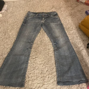 Low waist bootcut jeans - Säljer dessa super snygga low waist bootcut jeans som tyvärr är förstora för mig :(( de är i storlek 7 står det men midjemåttet är ungefär 40 och innerbenet är typ 78💕