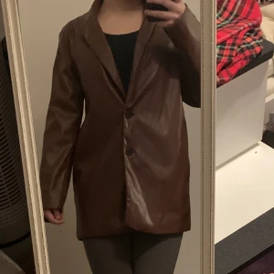 Brun Jacka  - Jättefin brun jacka, original priset är 800kr men jag säljer för 300kr. Jag har använt den typ 2-3 gånger inget är fel med den, jätte fin att ha på. Man kan ha den under en vinterjacka. Säg till om du undrar något. 