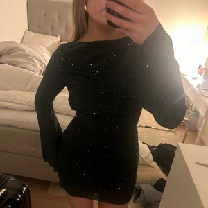 Grönglitrig klänning  - (Sista bilden är en lånad bild) Säljer min grönglittriga klänning med låg rygg. Endast använd 1 gång på nyår förra året. Originalet från parthea💚