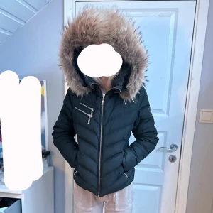 Hollies vinterjacka  - Använd men i bra skick. Hollies vinterjacka modell Stockholm