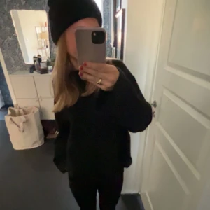 Stickad tröja  - Stickad tröja från Gina, skit snygg.  Säljer för att den inye kommer till användning då jag har en annan snarlik stickad. Köpt för 399.