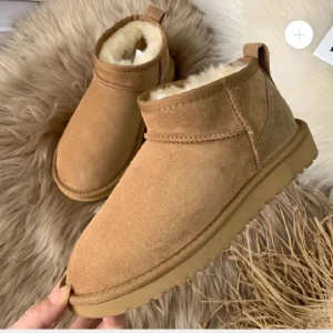 Helt nya uggs! - Säljer dessa helt nya uggs få dom var försmå för mig. Dom är super snygga och har super skön vadering i skon💗köpta för 495kr säljer för 400kr. Skulle säga att dom passar någon som bär 37/38