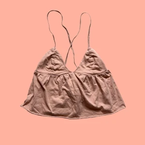 Pull&Bear topp - Skick: Helt ny. Oanvänd med prislapp kvar! Jag är 166cm lång med storlekar S/M för referens! Läs mina villkor bland gillat! Ställ gärna frågor🩵