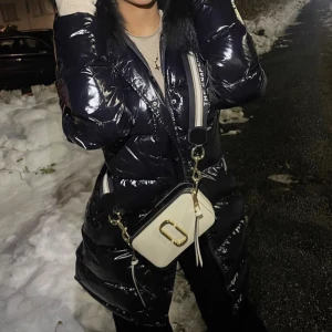 Glansig jacka med päls - Säljer min helt nya vinterjacka. Använd vid 4-5 tillfällen. Köpt från luxeswe för 3299kr, utropspris 1300kr. Vill bli av med den så snabbt som möjligt. 