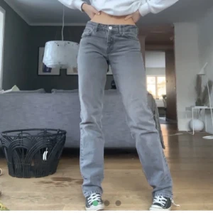 Zara jeans - Nästan helt oanvända jeans från zara, lågmidjade/midrise, lånad bild💖