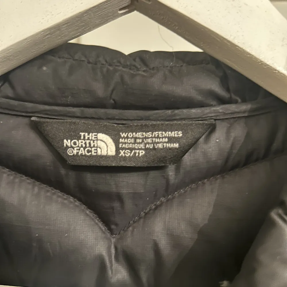 En väldigt fin north face jacka som sitter jättefint. Jackan är använd under en säsong men är fortfarande i bra skick. Priset kan diskuteras vid snabba affärer . Jackor.