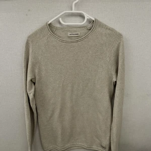 Stickad tröja - Fint skicka, sällan använd. 8/10. Pris kan diskuteras.