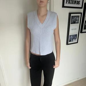 Stickad väst - Stickad väst från zara i toppenskick. 