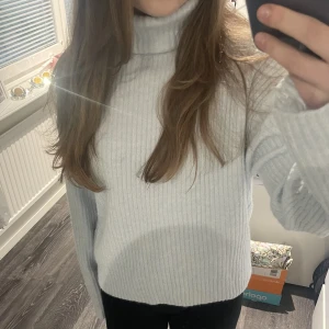 Ljusblå stickad tröja med krage - Denna tröjan är från H&M och köpt för ett år sedan under vintern. Har inte gått runt i den sen dess, skulle säga att jag använde den endast 2-3 månader. Storleken är XS men skulle säga mer att den är som S. Den är i jättebra skick!! Priset kan diskuteras!