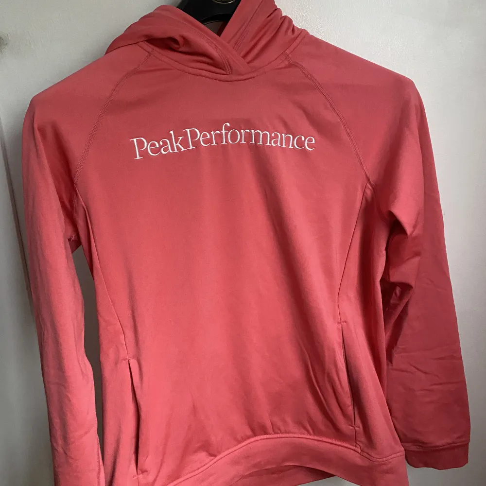 Säljer min knappt använde peak performance hoodie/kofta. Är storlek M men är liten i storlek, skulle rekommendera till någon som är S. Hoodies.