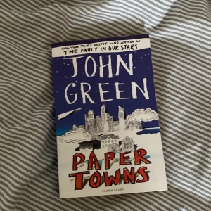 Engelsk bok - Boken paper towns från John Green!