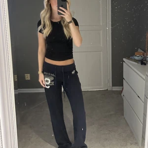 lågmidjade byxor - marinblå lågmidjade mjukisbyxor från abercrombie i storlek xs 