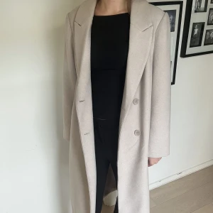 Beige kappa - Kappa från nakd som knappt är använd.  Köpte den för 1200kr