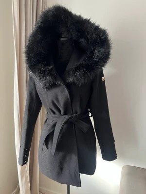 Elegant kappa från HOLLIES - Använd Max 2 gånger, som helt ny