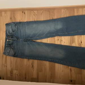 Säljer dessa low waist jeans från hm som är använda några gånger. Storlek 34