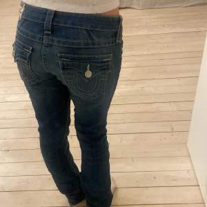 säljer mina lågmidjade true religion jeans. De är i storleken 26 och är lite långa på mig som är 160cm. 39 cm i midjan tvärs över och 83cm i innerbenslängd.  Gylfen är lite sönder, syns på sista bilden men det är inget som syns eftersom den är så liten💓