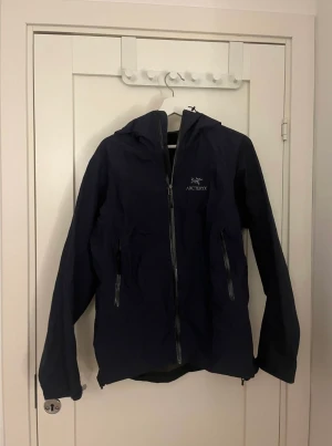 Arcteryx Beta - Arcteryx beta jacka i väldigt Fint skick.  Goretex Storlek: L Dam och passar herr M väldigt bra.  Marinblå