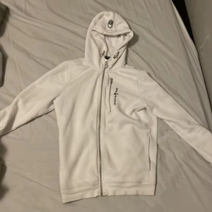 Sail Racing - Säljer min sail racing ziphoodie pga att den har blivit för liten. Skick är som nytt. Storlek är 176.