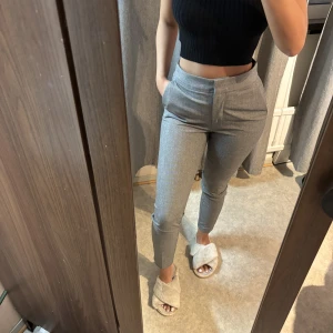 Finbyxor  - Gråa kostymbyxor från Zara i XS. Sitter snyggt och är stretchiga. Är 1,60 Säljs för 70kr. Använda en gång, är i nyskick.  