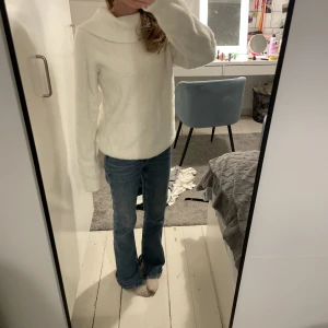 Stickad tröja - En typ stickad tröja från Lindex barnavdelning som nästan aldrig är använd. Jag säljer den eftersom att den inte har kommit till användning.