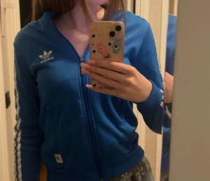 Adidas zipup - En söt blå adidas zipup, kommer ej till användning och har använts fåtal gånger & inga hål / fläckar eller så 🩵