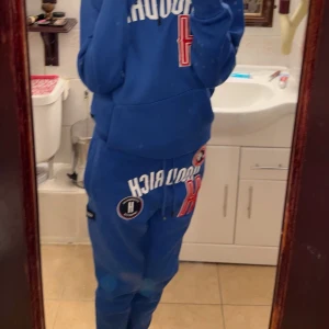 Hoodrich - Blåa hoodrich byxor köpta på JD sports i London, herr storlek S. Köpta för ungefär 8-900 och säljer för 400,. Liiite korta på mig som är 172, innerbenslängden är 80. Finns en fläck, kom privat vid mer bilder. Defekter återkommer 💙