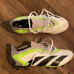 Nya Fotbollsskor använda engång - (Adidas predators) Endas använda engång på svart konstgräs, super bra skick.  (Köpta på unisport för 2499kr)