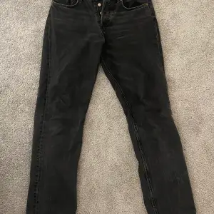 Svarta midwaist straight jeans från zara i storlek 40, älskar dessa jeansen och passformen men säljes så dem är för trånga på mig! Säljer även 2 andra par i samma modell och storlek så kika in vid intresse, paketpris kan fixas! Fint skick & bra kvalite!