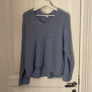 Ljusblå stickad tröja - Ljusblå stickad tröja från HM. Säljs inte längre men är inte använd alls och därför i nyskick. Är i storlek XS men sitter perfekt på mig som har S i vanliga fall. Köptes för 399kr men säljer för 199kr❤️