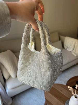 Glittrig väska - Glitter väska från vero Moda. Endast använd en gång.🤍