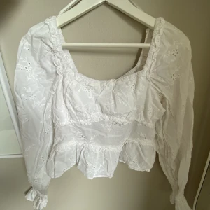 Blus - Vit blus. *Köparen står för frakt 