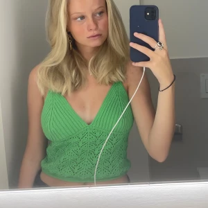 Grön stickad urringad topp från zara - Jag säljer denna snygga stickade topp från zara. Den är i jättebra skick helt utan defekter. Storlek 36. 