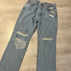 Jeans  - Raka jeans från pull & bear Storlek 40  Aldrig använda :)