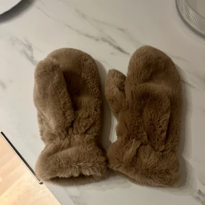 Mysiga vantar - Oanvända, för små för mig pga  har nagelförlängning.