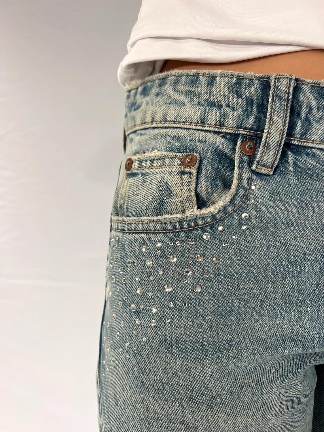 Ljusblåa jeans med stenar