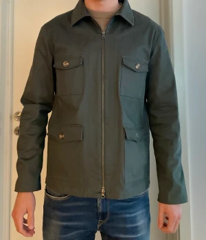John Henrik jacka/overshirt  - Säljer min John Henrik jacka då den inte kommer till användning, cond 9/10 som  ny/ passar mellan 175-185cm 70-85kg